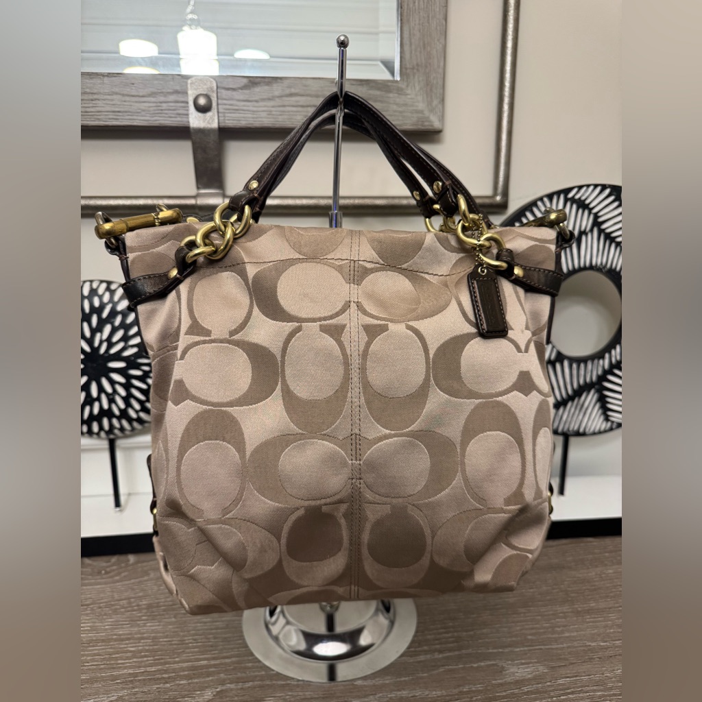 Beautiful Stylish Coach Shoulder Bag Great Find!!!